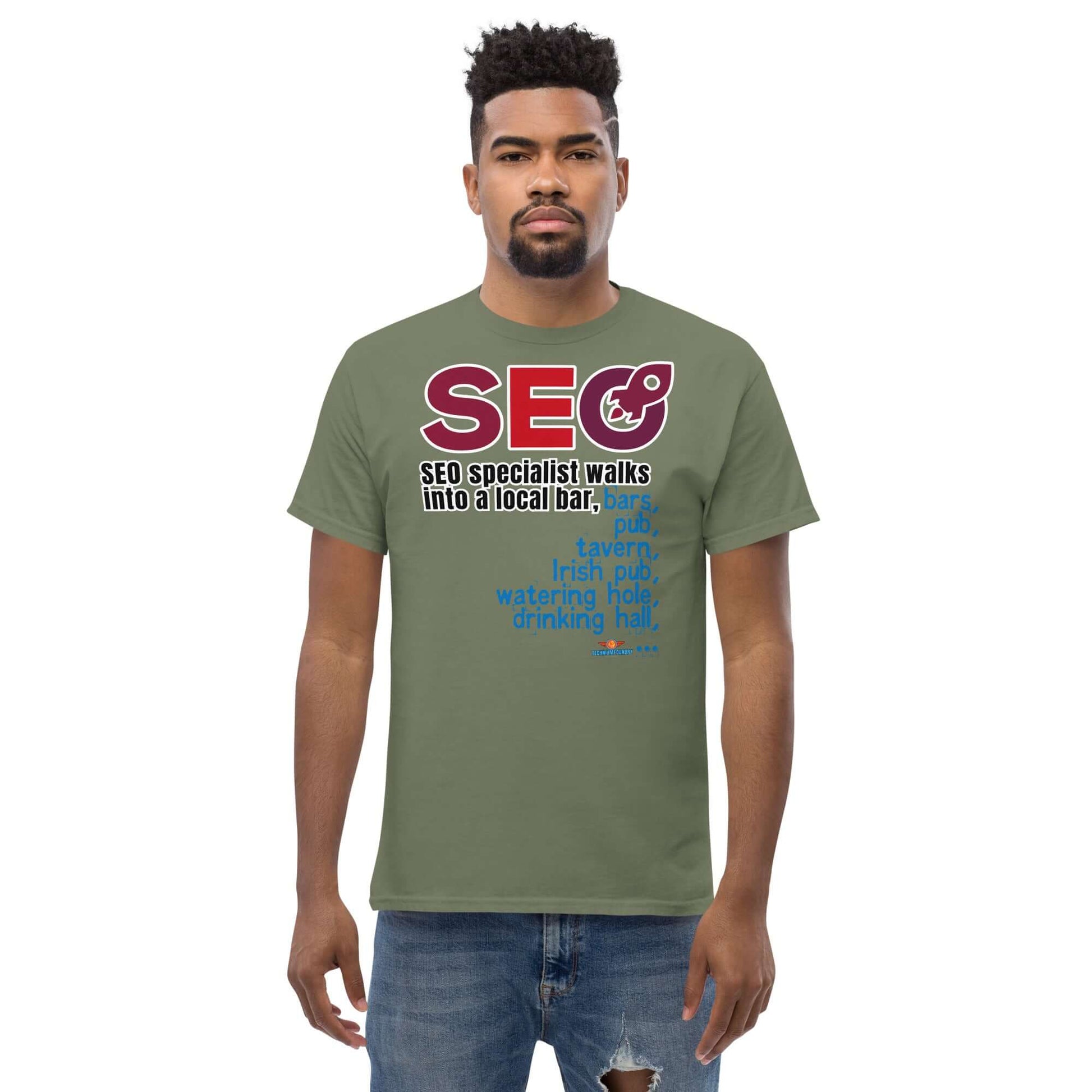 Man wearing green SEO-themed tee with humorous text about SEO specialists and bars.