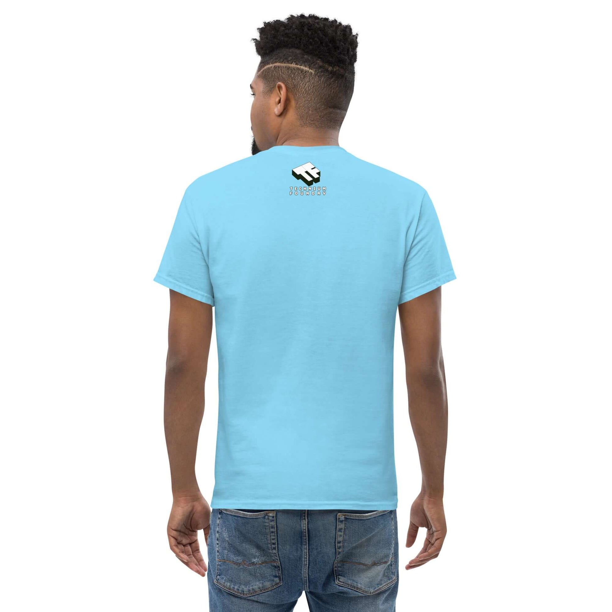 Man wearing a light blue T-shirt with retro golf sunset design, showcasing the back view of the shirt with focus on the logo.